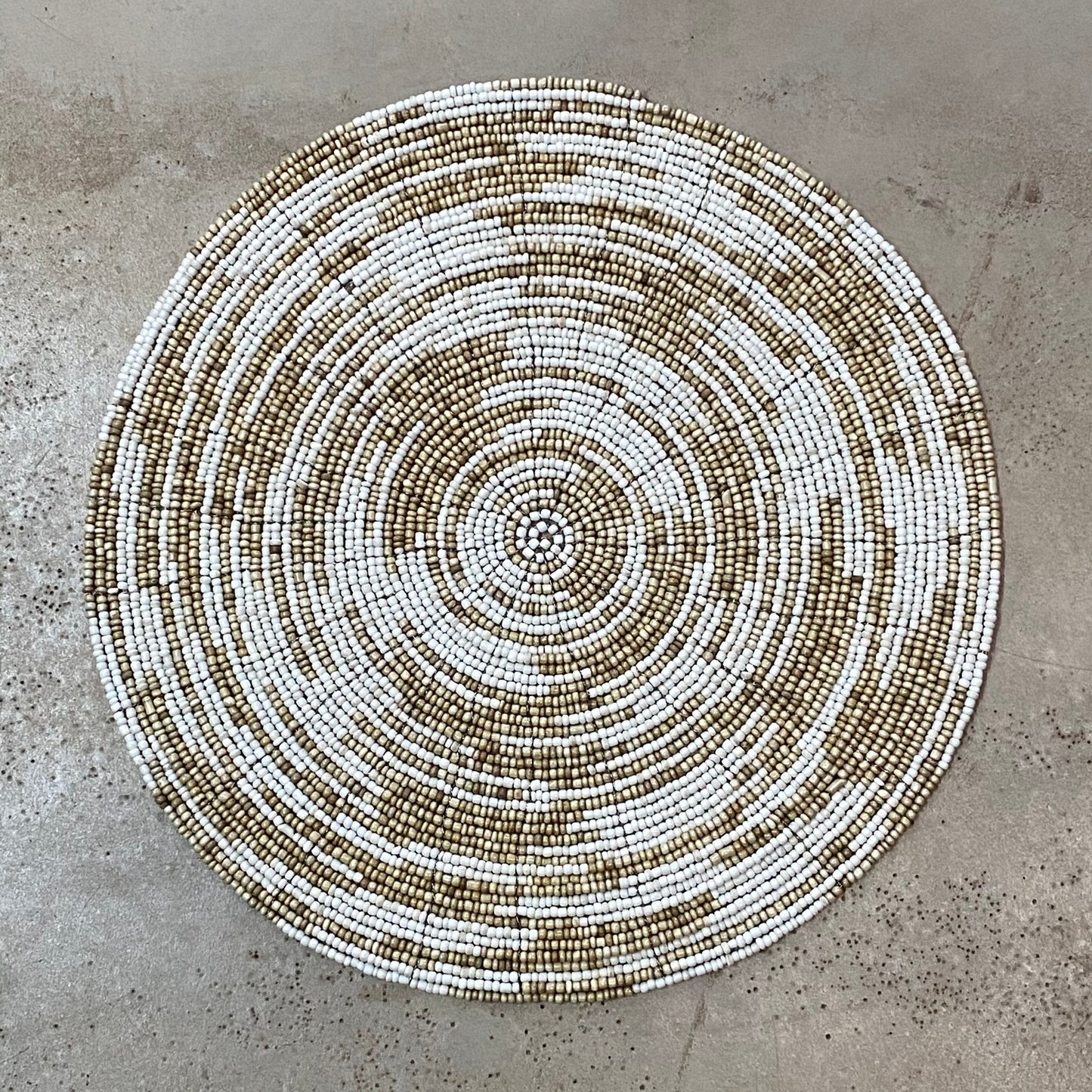 BEADED PLACEMAT (INDONESIA) RND 35L 35W WHT/NAT