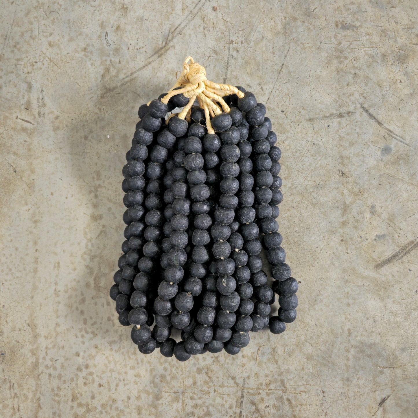 RECYCLED GLASS BEAD (GHANA) LRG PKT BLACK