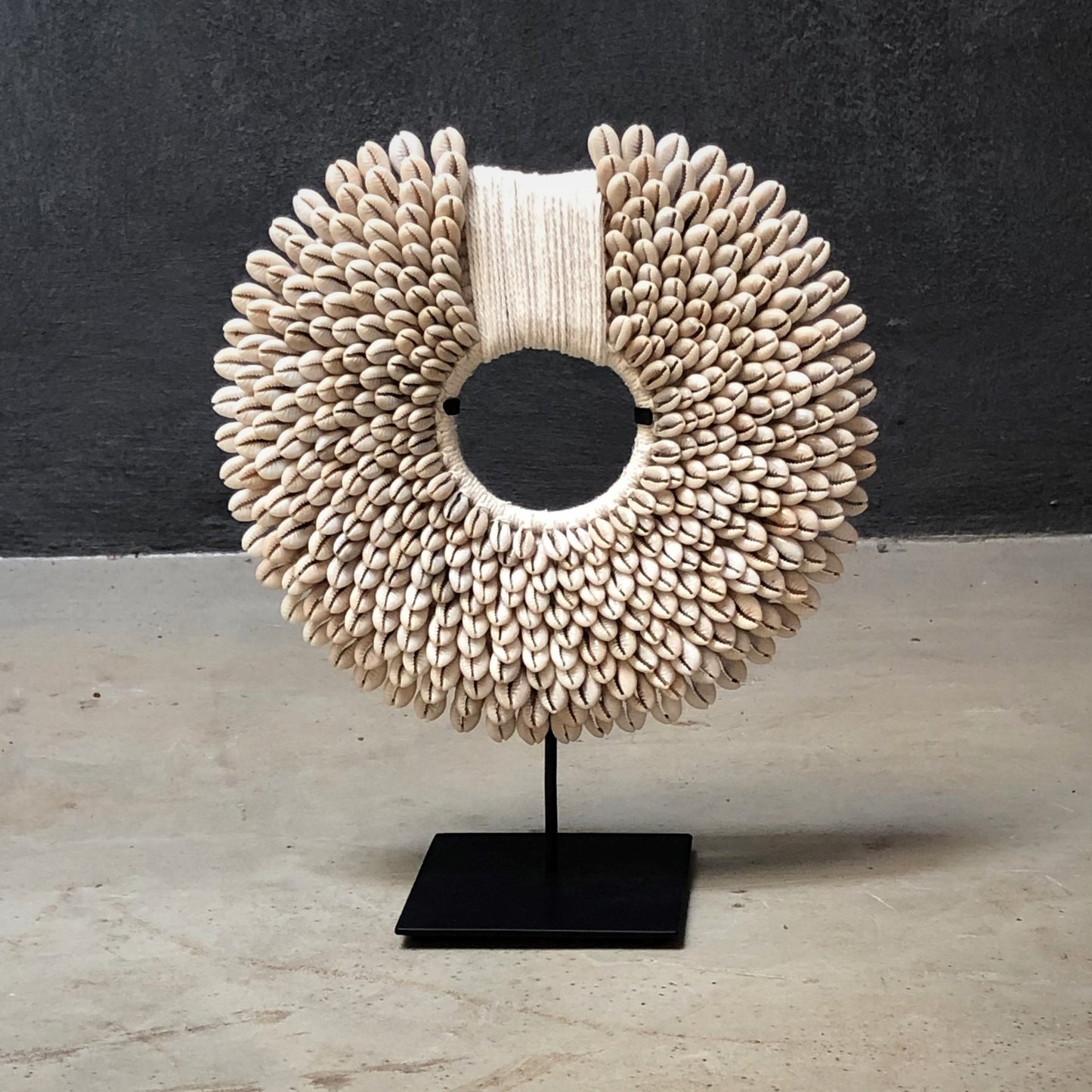 COWRIE SHELL COLLAR (INDONESIA) SML 20W 26H